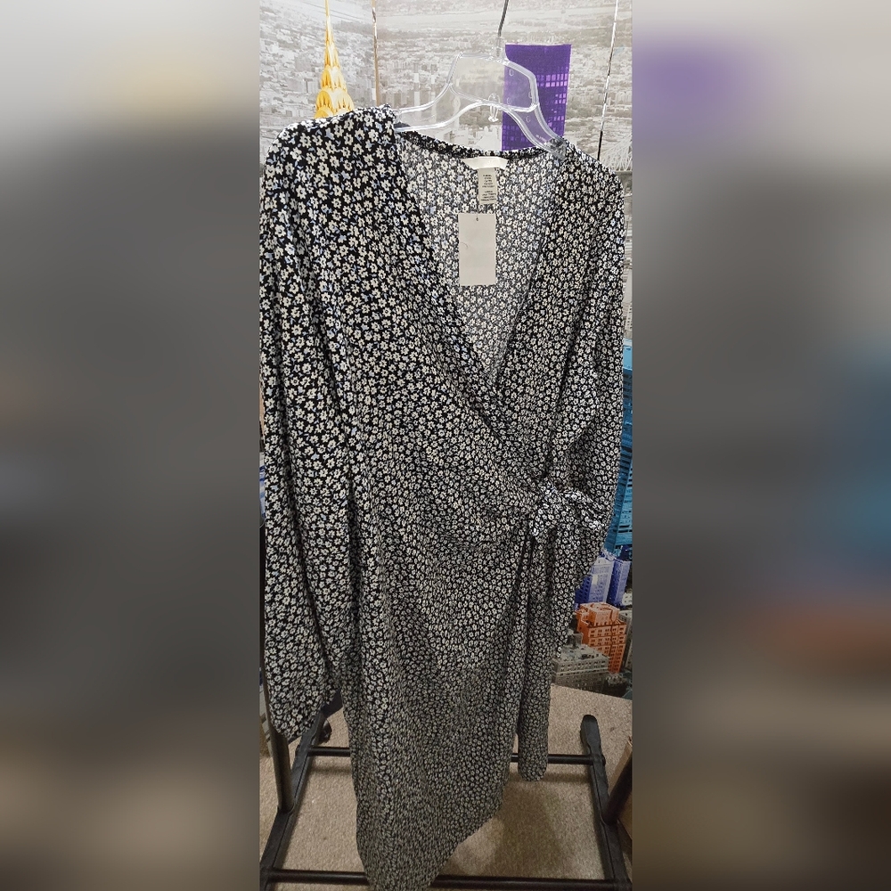 H&M -Classic wrap, V-neckline, long sleeved flowy flower-patterned dress (NWT)
